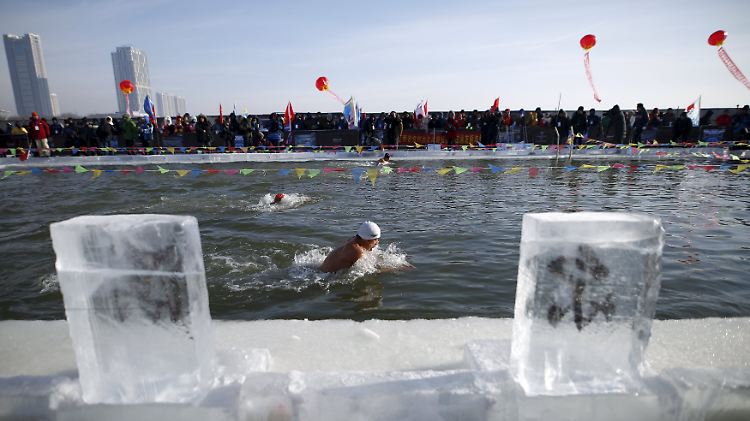 Das Internationale Schnee- und Eis-Festival ist eröffnet: In Harbin stürzen sich hartgesottene Teilnehmer in die eiskalten Fluten.
