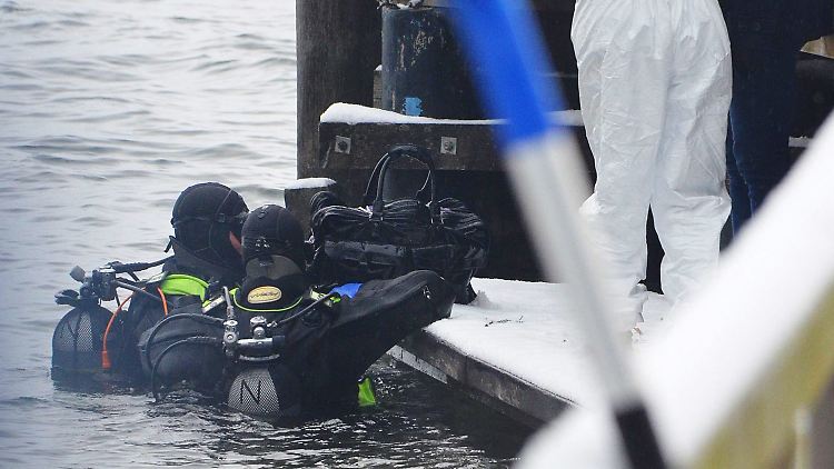 Polizeitaucher holen einen grausigen Fund aus dem idyllischen Traunsee.