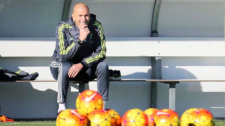 Als Spieler wusste Zinedine Zidane virtuos mit dem Ball umzugehen. Als Trainer muss er zeigen, dass er das auch mit den Stars von Real Madrid kann.