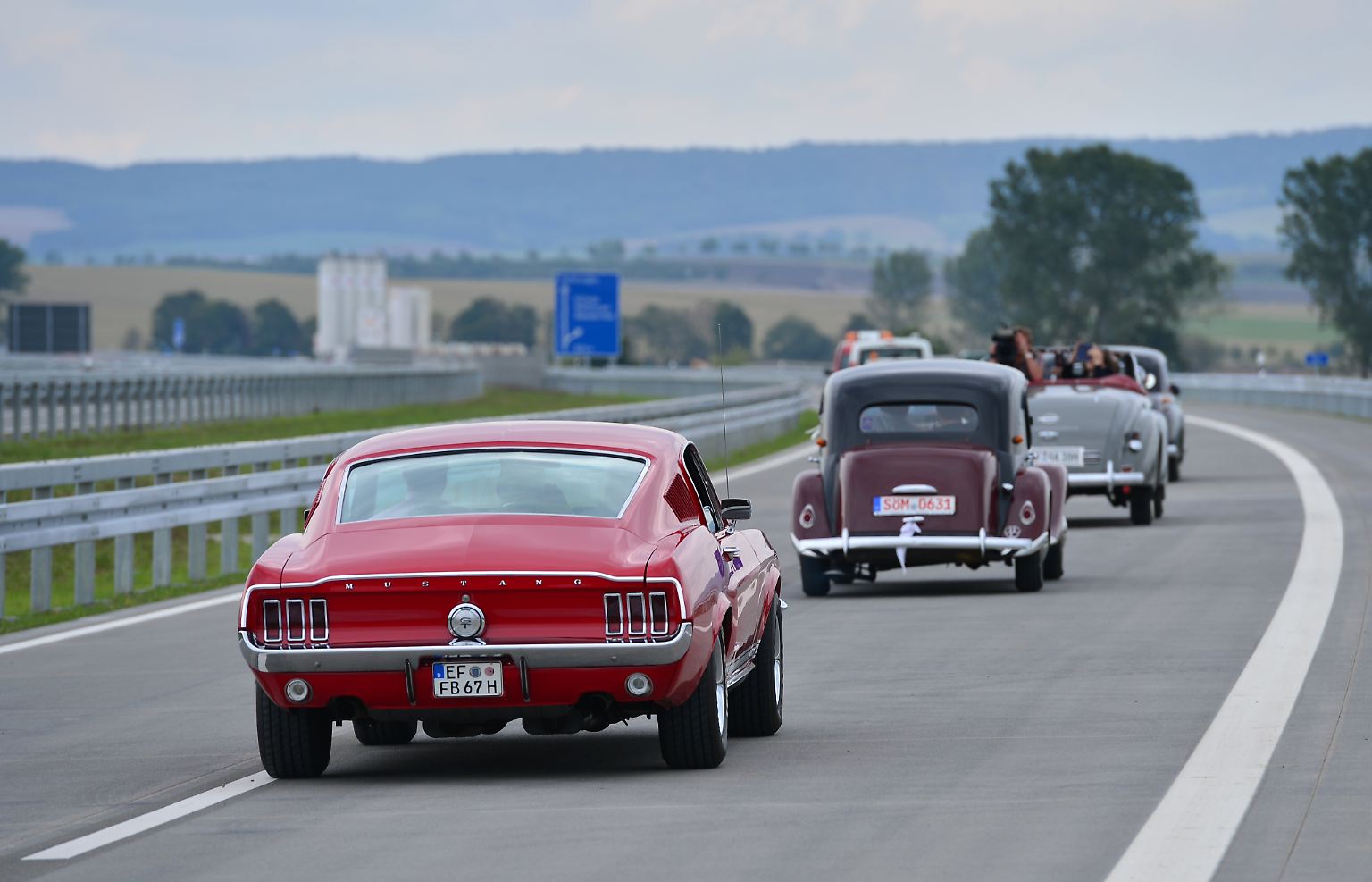 Über drei Millionen Oldtimer fahren schon auf Deutschlands Straßen, aber gerade einmal elf Prozent davon haben ein H-Kennzeichen. Schließlich gibt es den begehrten Prädikatsstempel "H" für das rollende historische Kulturgut nicht automatisch. 