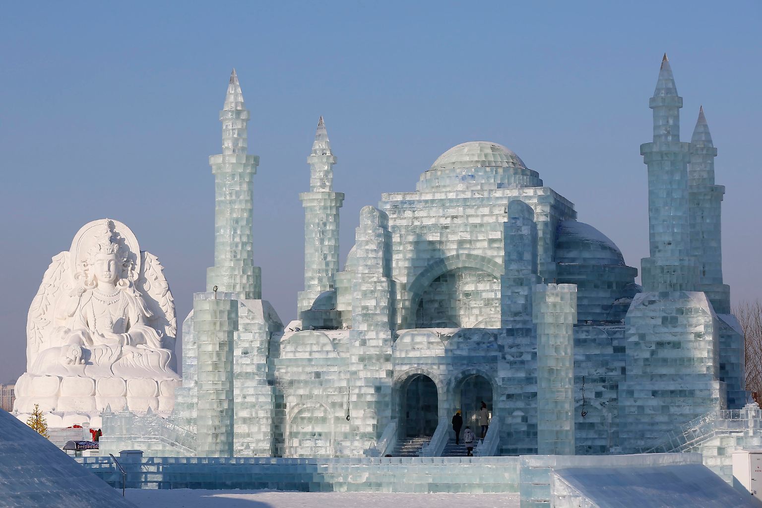 Unter dem Motto "Happy Ice Snow, Exciting City" eröffnet das 32.  International Eis-und Schneefestival im chinesischen Harbin.