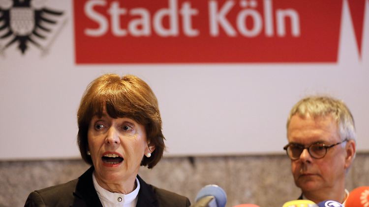 Erklärungsversuche, Maßnahmenkataloge: Henriette Reker und Wolfgang Albers bei der Kölner Pressekonferenz.