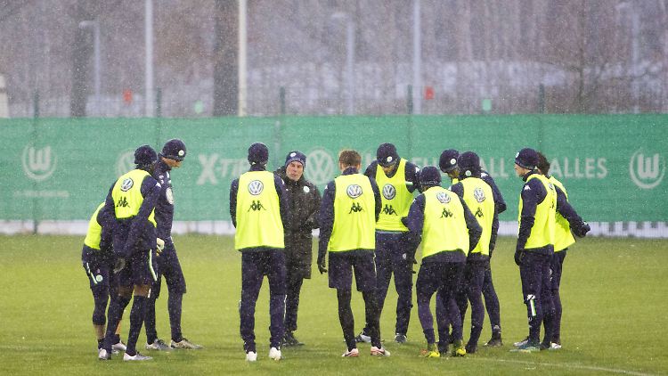 Trotz der eisigen Temperaturen bat Wolfsburgs Trainer Dieter Hecking seine Profis zum Training. Josuha Guilavogui fehlte dabei allerdings.