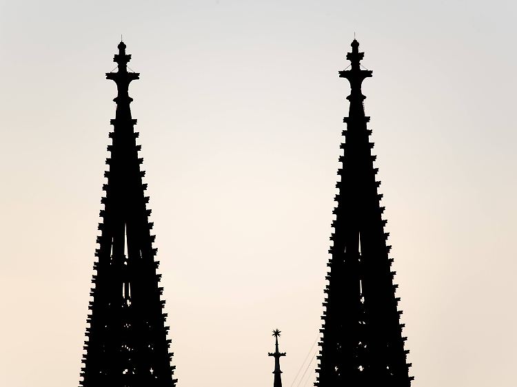 Zwischen den beiden großen Türmen des Kölner Doms gerade noch erkennbar: der Stern von Bethlehem.