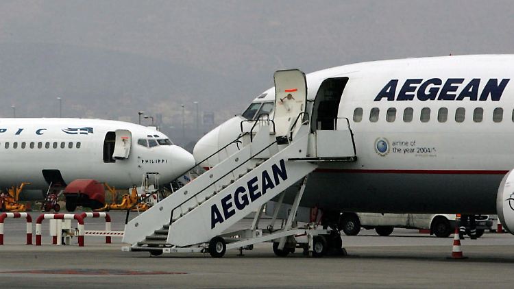 Zwischen 60 und 70 Passagiere an Bord forderten, die Männer des Flugzeuges zu verweisen.