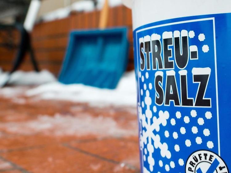 Streusalz ist das effektivste Mittel gegen Glätte auf Wegen und Straßen. Doch in vielen Städten und Gemeinden ist der Einsatz aus Gründen des Umweltschutzes verboten.