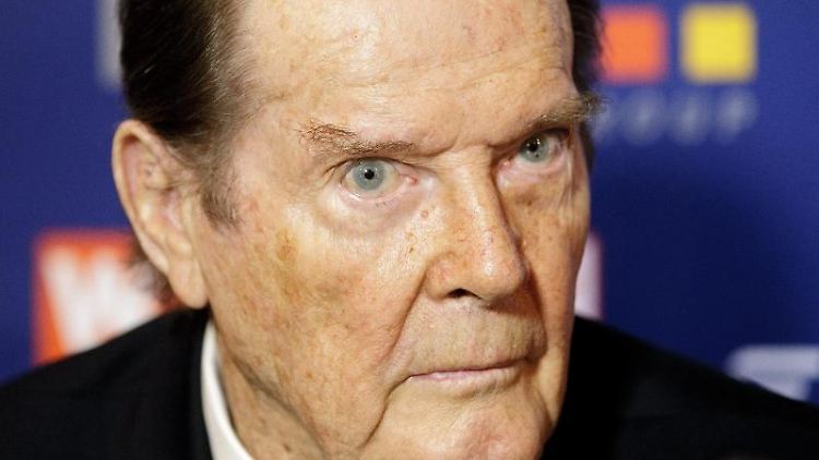 Sir Roger Moore trauert um seine Stieftochter, die er liebevoll seine Tochter nannte. 