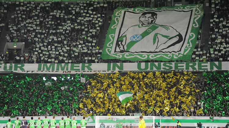"Für immer in unseren Herzen": Fans des VfL Wolfsburg beim Rückrundenstart in der vergangenen Saison.