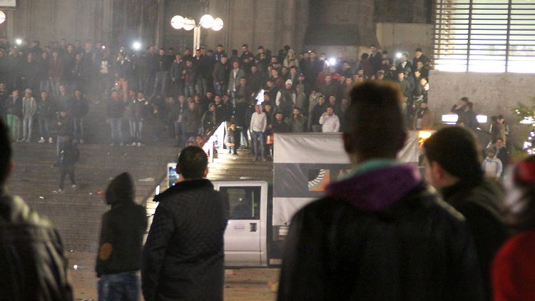 Ungemütliche Stimmung: Silvester am Vorplatz des Kölner Hauptbahnhofs.