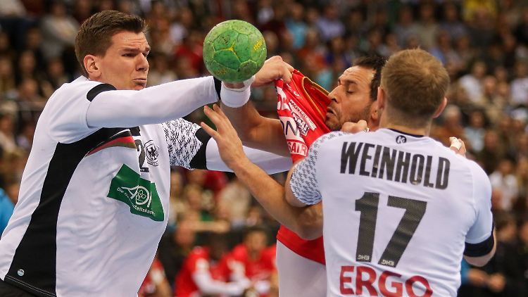 In der Abwehr dürfen die deutschen Handball-Herren gerne noch ein wenig energischer zupacken.
