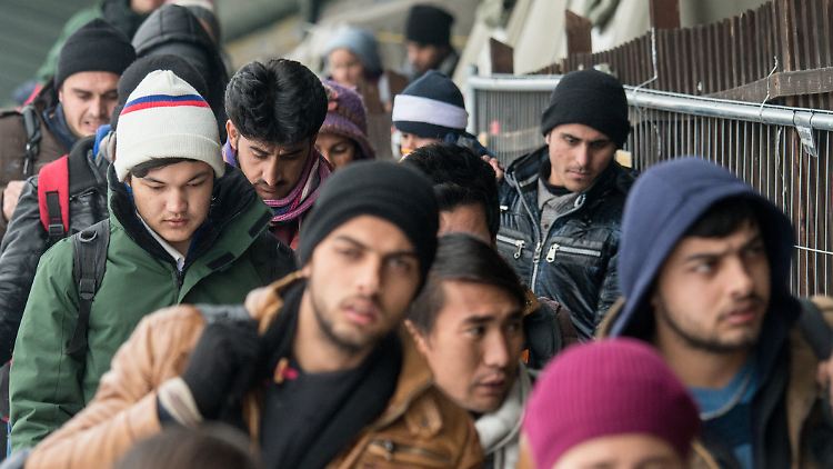 Auch im neuen Jahr kommen jeden Tag zahlreiche Flüchtlinge - wie hier im bayerischen Passau - an.