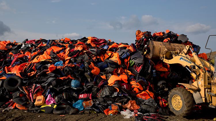 Auf der griechischen Insel Lesbos sammelt ein Bagger Schwimmwesten.