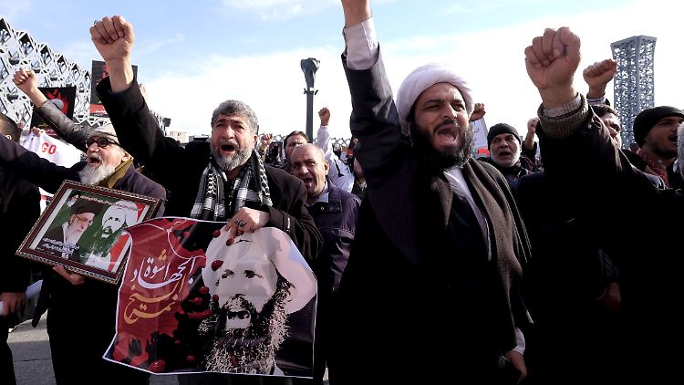 Iraner demonstrieren gegen die Hinrichtung des schiitischen Geistlichen Sheikh Nimr al-Nimr in Saudi-Arabien.