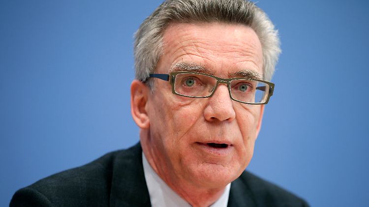 Thomas de Maizière will prüfen lassen, ob straffällige Asylbewerber schneller abgeschoben werden können.