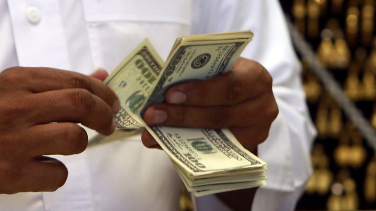 Noch reicht das Geld: Ein saudischer Juwelier zählt Dollar-Scheine.