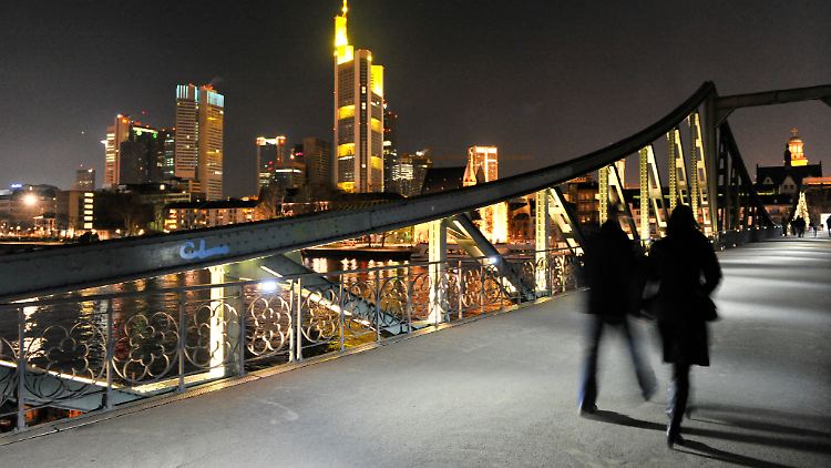 Auf dem "Eisernen Steg" in Frankfurt soll es in der Silvesternacht ebenfalls zu Übergriffen auf Frauen gekommen sein.