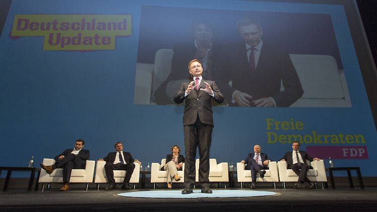 Lindner lässt sich in Stuttgart feiern.