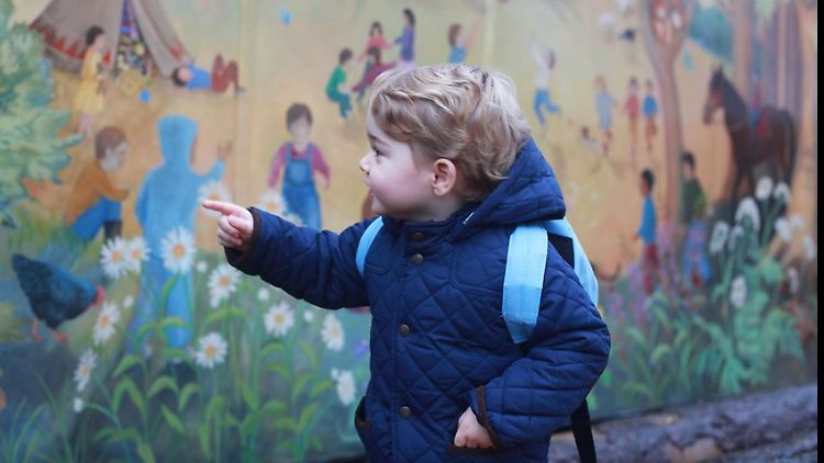Am ersten Tag trägt George Steppjacke und Rucksack.