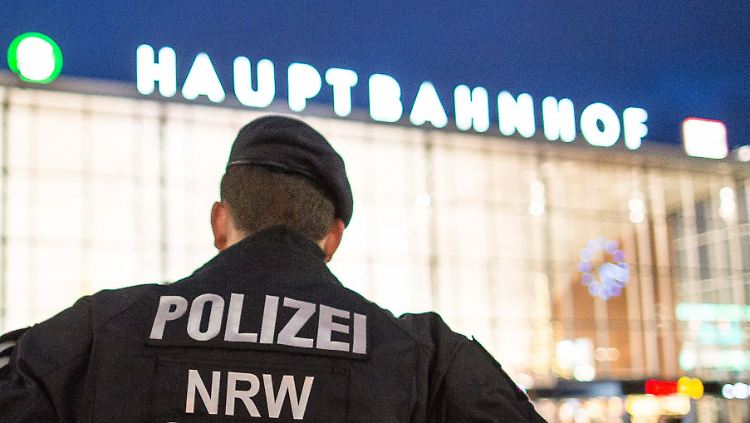 Seit den zahlreichen Übergriffen auf Frauen bemüht sich die Kölner Polizei um Präsenz.