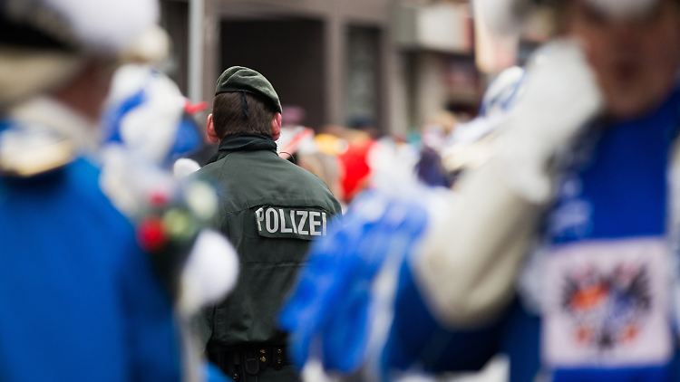 Als Reaktion auf die Übergriffe vor dem Kölner Hauptbahnhof will die Stadt ihre Sicherheitsvorkehrungen für Großveranstaltungen verschärfen.