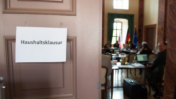In den meisten Ländern bekommen die Haushälter den Etat zu - dank Hilfe aus dem Solidarsystem.