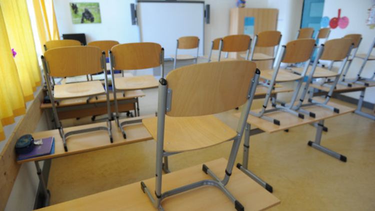 Stühle hoch und Schluss - in Niedersachsen fällt vielfach die Schule aus.