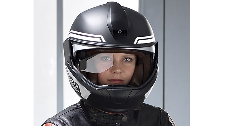 Im neuen BMW-Helm ist eine Kamera integriert, die zur Datenbereitstellung im Head-up-Display unerlässlich ist.