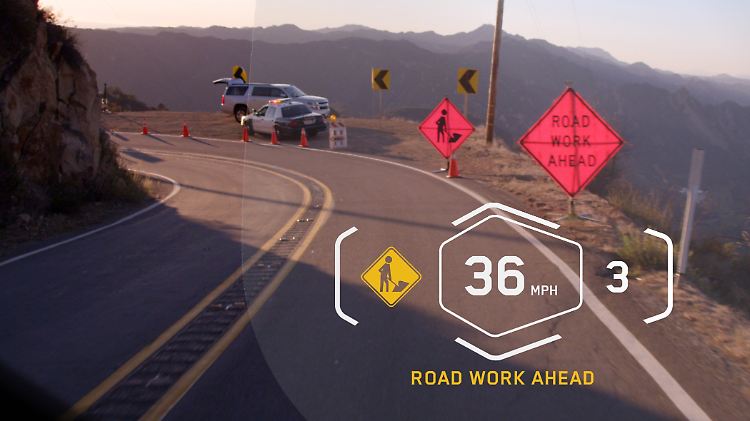 Auch Navigationshinweise oder Verkehrsinformationen könnten im Helm-Head-up-Display eingeblendet werden.