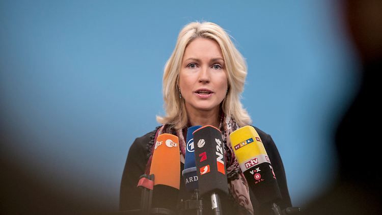 Die Frauenquote von Bundesfamilienministerin Schwesig hat bisher kaum Auswirkungen auf die Besetzung von Führungsposten in großen Unternehmen. 
