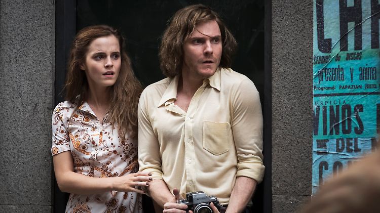 Lena (Emma Watson) und Daniel (Daniel Brühl) geraten in Santiago in die Straßenunruhen während des Militärputschs in Chile.