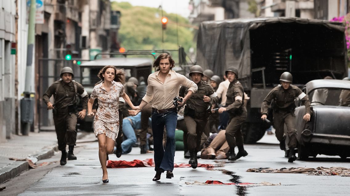 Auf der Flucht: Lena (Emma Watson) und Daniel (Daniel Brühl) geraten während des Militärputschs in die brutalen Straßenkämpfe Santiagos.jpg