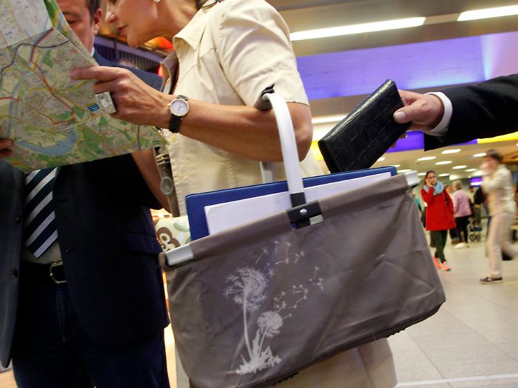Bargeld, Karten und Papiere sollten so nah wie möglich am Körper getragen werden, am besten verteilt auf mehrere Innentaschen.