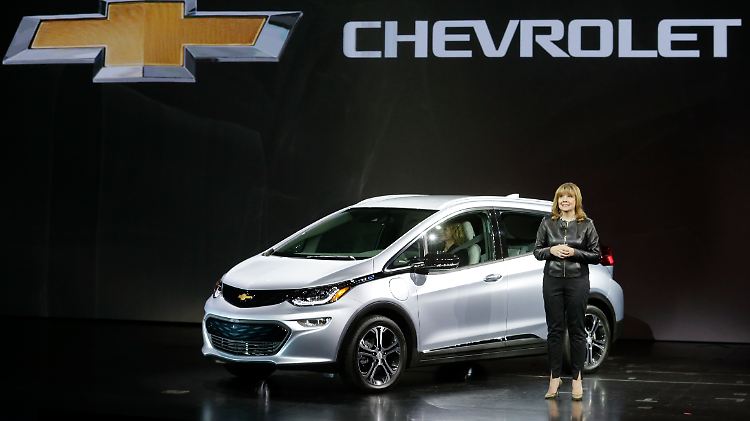 Die GM-Chefin Mary Barra genießt es in Las Vegas auf der CES den neuen Chevrolet Bolt zu präsentieren. 