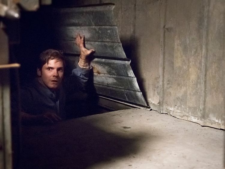 Daniel entdeckt die Tunnel unter der Colonia Dignidad, in denen auch er gefoltert wurde. Eignen sie sich als Fluchtweg?
