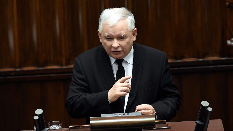 Jaroslaw Kaczynski ist Chef der polnischen Regierungspartei PiS und gilt als Strippenzieher hinter den neuen Gesetzen.