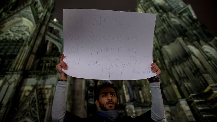 Ein junger Araber hat das Bedürfnis, sich vor dem Kölner Dom zu entschuldigen. Die Exzesse der Silvesternacht erinnern manche schmerzhaft an Zustände in ihren eigenen Ländern.