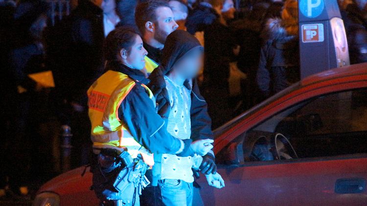 In der Silvesternacht waren am Kölner Hauptbahnhof Dutzende Frauen sexuell belästigt und ausgeraubt worden.