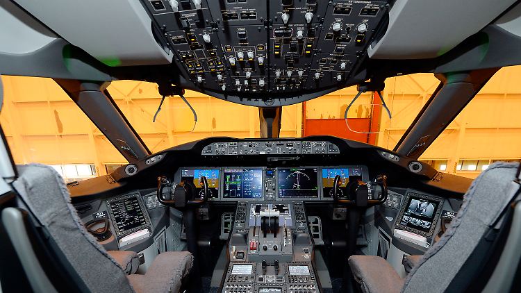 Blick ins Cockpit einer 787: Der geringere Spritverbrauch moderner Leichtbauflieger macht die Maschinen von Boeing und Airbus auf dem Markt begehrt.