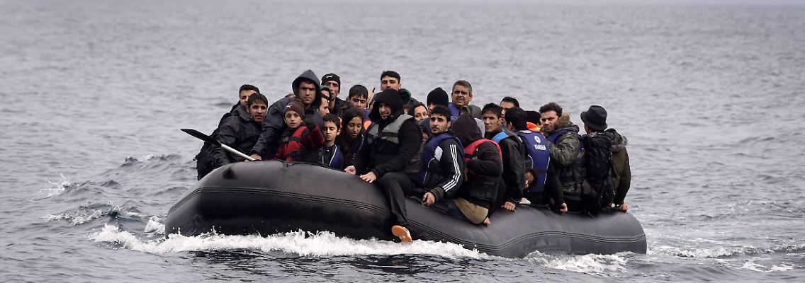Nach wie vor erreichen täglich Tausende Menschen die Küste der griechischen Insel Lesbos.