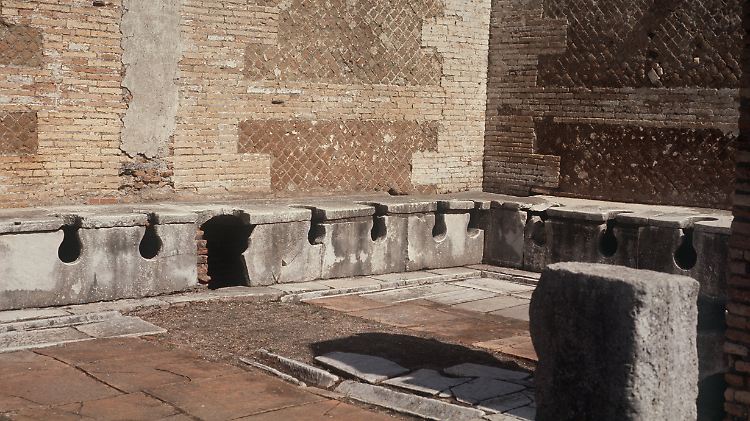 Die wieder ausgegrabene antike Bedürfnisanstalt (latrina publica) in Ostia Antica (Italien), der einstigen römischen Hafenstadt.