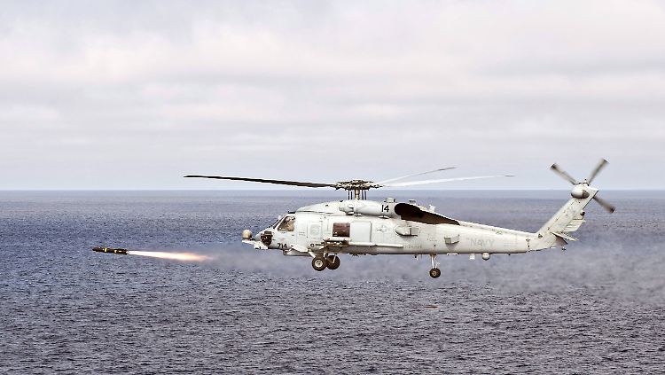 Eine Hellfire-Rakete wird von einem Seahawk-Helikopter abgefeuert.