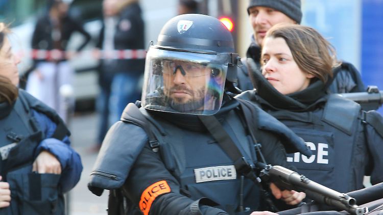 Polizisten erschossen den Angreifer vor einer Pariser Wache. Er trug eine Sprengstoffgürtel-Attrappe. 