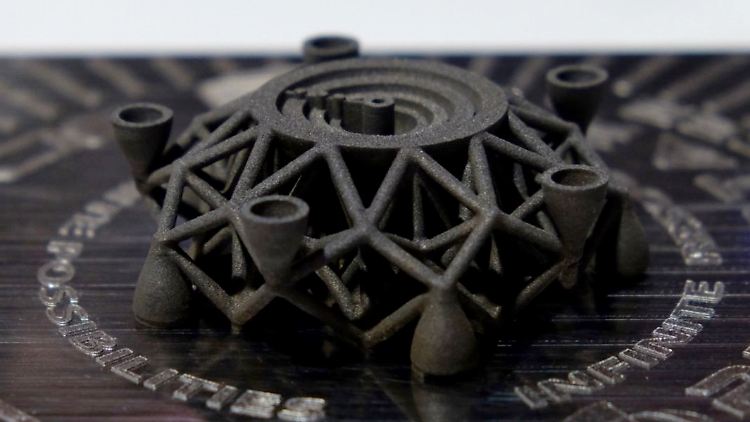 Bisher nur ein handtellergroßes Modell - aber komplett aus Asteroidenstaub.