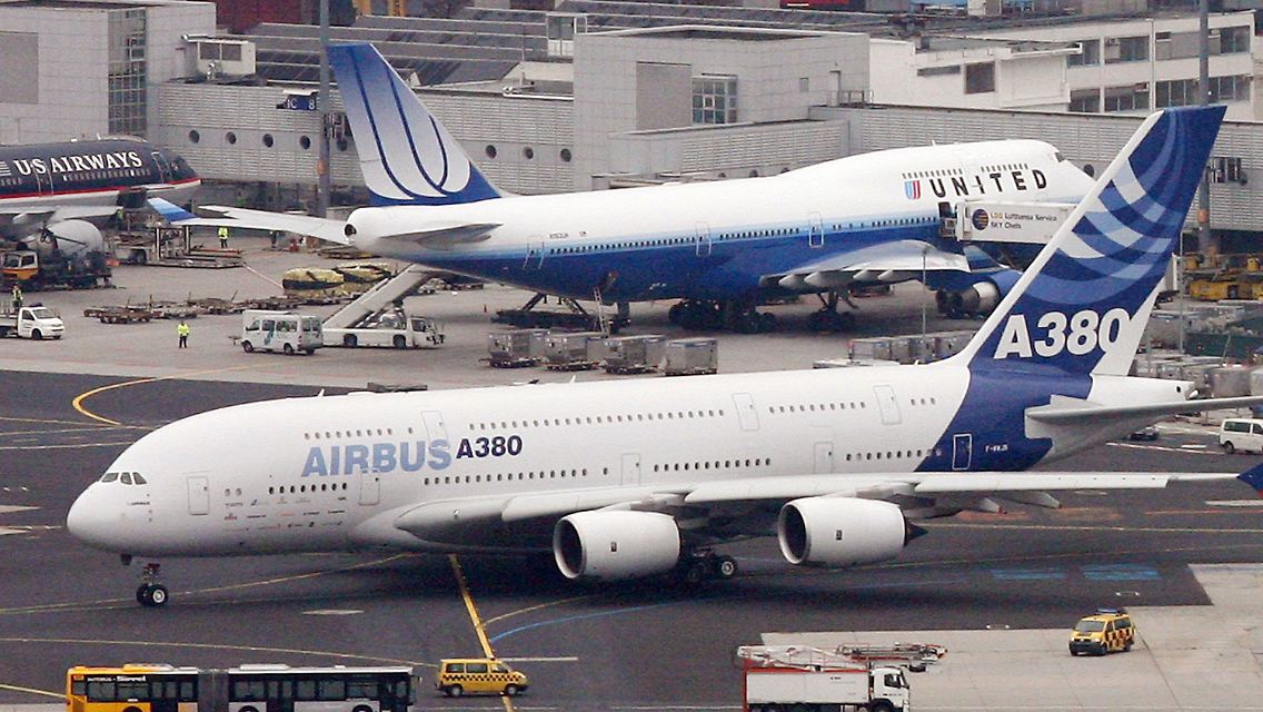 747 und A380 sind die größten Modelle der beiden Flugzeugbauer.