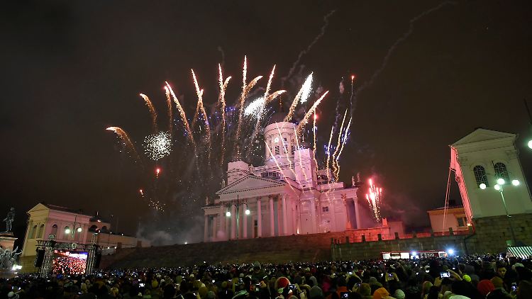 Tausende feierten auch in Helsinki auf dem Senatsplatz ins neue Jahr. Übergriffe gab es auch dort.