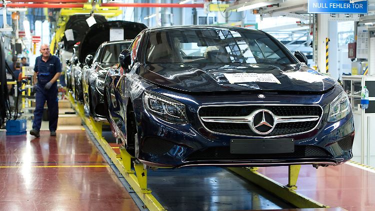 Im Mercedes-Werk in Sindelfingen (Baden-Württemberg) werden Fahrzeuge der S-Klasse gefertigt.