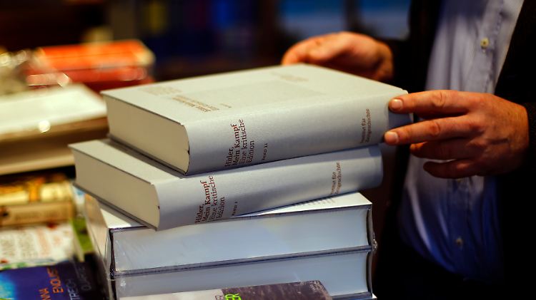 Die gebundene Ausgabe von "Mein Kampf" erscheint als kommentierte Edition.