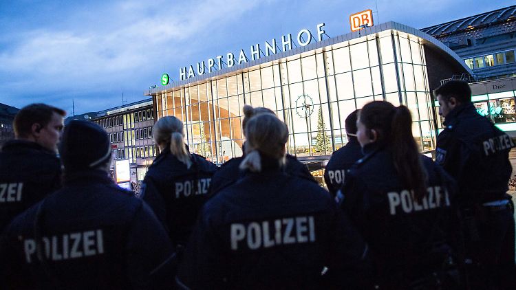 Die Angaben von Polizisten und Polizeiführung über die Silvesternacht klaffen mitunter gewaltig auseinander.