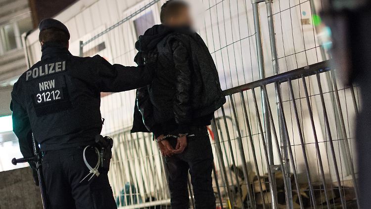 Auch an den Tagen nach Silvester kontrollierte die Kölner Polizei Verdächtige im Umfeld des Kölner Hauptbahnhofs.