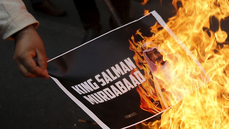 Schiitische Demonstranten verbrennen ein Bild des saudischen Königs bei einer Protestveranstaltung im indischen Neu-Delhi.